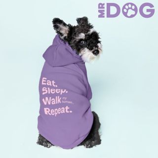 „Eat. Sleep. Walk my human. Repeat.” 🐾 A je to tu – mikina, ktorá dokonale vystihuje životnú filozofiu vášho psieho...